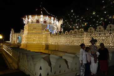 Sri Lanka, Kandy : temple de la Dent illuminé pour l'Esala Perahera