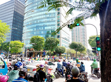 ロードサイクリング協議のため、遮断されたHai Bà Trưng通り。周りにいるのは競技を観戦しに来た人たちではなく、自分と同じく道が通れず困っている人たちの群れ。
