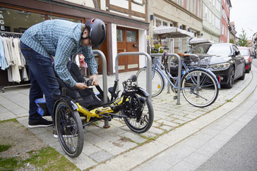 fahrrad trike kippt um und landet auf dem kopf