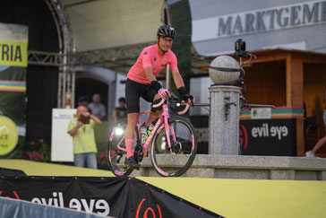 Der radelnde Priester Pawel Nowak (Copyright: RAA/Martin Granadia)