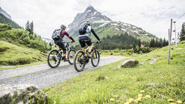 Technik, Tricks und jede Menge Ausflüge: Beim „E-Bike Fest“ in St. Anton am Arlberg/Tirol dreht sich von 24. bis 26. Juni 2022 alles um den elektrischen Drahtesel. Bildnachweis: TVB St. Anton am Arlberg/Fotograf Patrick Bätz