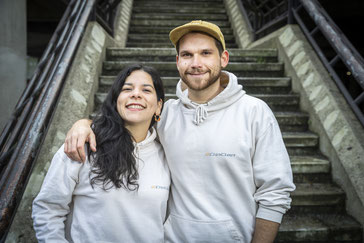 Verónica Rodríguez Villarreal und Jannik Reker haben mit ihrem Start-up ClipClap einen innovativen Fahrradpedal-Adapter entwickelt. (Bild: Heike Fischer/TH Köln) 