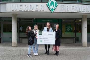 Spendencheck-Übergabe an SV Werder Bremen: Albulena Krasniqi & Anne Bruns (Lease a Bike), Andrea Crone & Anne-Kathrin Laufmann (SV Werder Bremen) ©Lease a bike