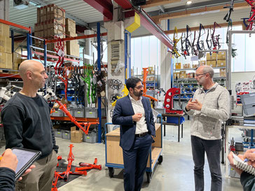 Heimische Fahrradproduktion im Detail – Daniel Pulvermüller und Paul Hollants (re.) erläutern dem Minister im Bereich der Vormontage, worauf es bei Trike-Konstruktionen ankommt. © HP Velotechnik