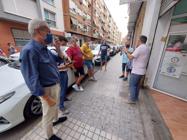 Ballester con los vecinos del barrio de Orriols de Valencia