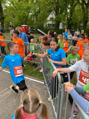 Hier wechseln die Parchener Laufsöckchen den Staffelstab. Fotos: Falk Heidel/Alpha-Report