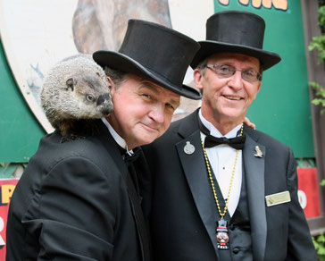 "АиФ.Европа" «128-летний» сурок Фил и держатели сурка. Фото Punxsutawney Groundhog Club «Groundhog day» www.groundhog.org
