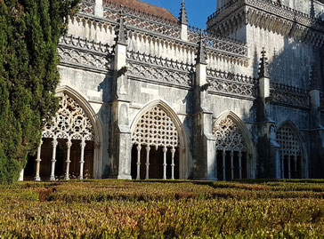 Klostergarten von Batalha mit kunstvoll ornamentierten Gebäudeteilen