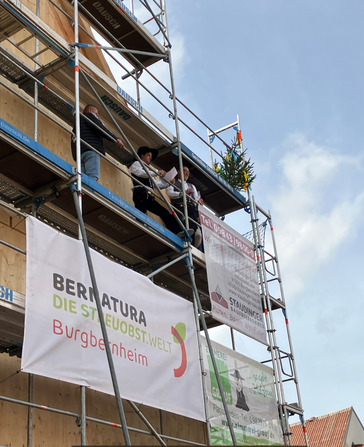 Am Streuobstkompetenzzentrum in Burgbernheim wurde Richtfest gefeiert.