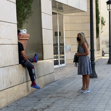 Marta Torrado visitando el asentamiento del Botánico
