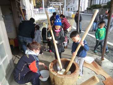 炎のまつりでの餅つきの様子
