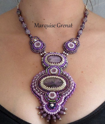 photo-collier-brodé-createur-porté-charoïte-gemme-perles-violet