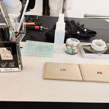 Ein Eventarbeitsplatz auf dem zwei Services parallel angeboten werden: Hotfoiling und Calligraphyengraving. München Frankfurt Köln Zürich Berlin Stuttgart Hamburg Leipzig Messeevent PR event Kundenevent Sigrid Bengel Instudio Commission Atelierauftrag