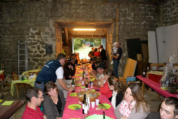 Repas entre famille et amis à la maison