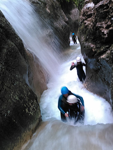 Das Bild zeigt Schüler von oben beim Canyoning.