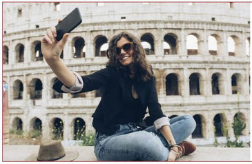 Frau mit Selfie vor dem Kolosseum in Rom