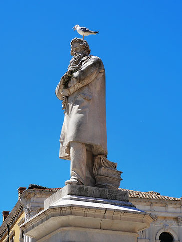 Venedig Reisetipps: Mehrdeutiges Denkmal mit Büchern...