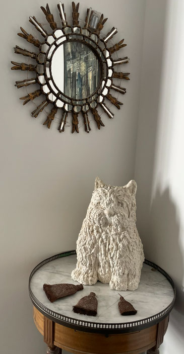 Claude Torricini, chien, plâtre, signé et daté, hauteur 44 cm , expose à la galerie agnes thiebault 