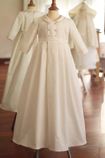 Robe baptême hiver bébé garçon Lucas manches longues en velours de coton et dentelle. Fait-main France dans l'atelier Fil de Légende à Neuilly-sur-Seine. Envois dans toute la France. Magasin baptême bébé Paris, Ile de France. 