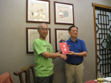 荘建申先生より上海市練功十八法協会認定優秀教練員の証書を授与された福士清講師（2017年9月）