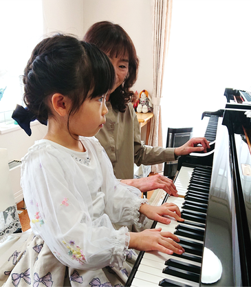 札幌市西区・札幌市中央区から通える2台のグランドピアノを使った音楽教室、平間ゆかりピアノ教室では初めてピアノを習う幼稚園の年中・年長・小学生にむけて音符カードや様々なグッズを使うことにより、楽しみながら音を読む力を付けていきます。