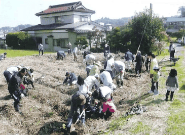 昨年の「ふれあい農園収穫祭」は大勢の参加者で賑わいました。