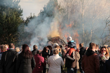 Zühlsdorfer und ihre Gäste vereint am Osterfeuer