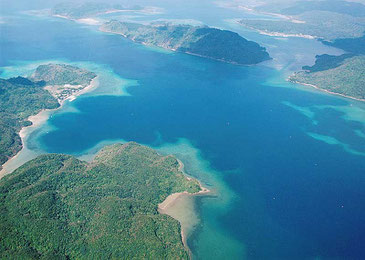 竹富町が海域を新たな財源として活用する取り組みを進めている。写真は船浮港とその周辺