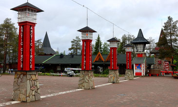Sehenswürdigkeiten Finnland: Lampen auf viereckigen, roten Stellen zeigen den Verlauf des Polarkreises im Weihnachtsmanndorf von Rovaniemi an.