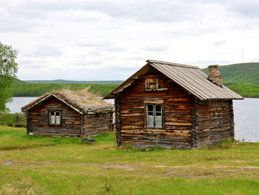 Sehenswürdigkeiten Finnland: Die Blockhütten im Freilichtmuseum Pappila in der Nähe von Utsjoki wurden aus Materialien aus der Umgebung geschaffen. Die robuste Bauweise hat die über hundert Jahre alten Hütten kaum verwittern lassen.