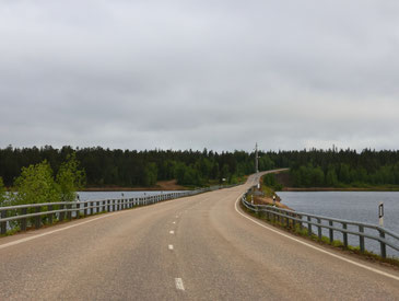 Sehenswürdigkeiten Finnland: Die Europastraße 8 führt über eine Brücke entlang des Porttipahta-Stausees.