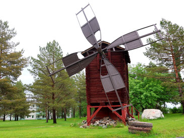 Sehenswürdigkeiten Finnland: Alte Holzbockmühle von Tornio. Die Holzbockmühle wurde renoviert und zeigt sich in einem einsatzbereiten Zustand.