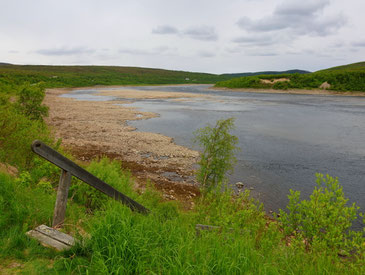 Sehenswürdigkeiten Finnland: Eine Holztreppe führt hinunter zum Teno-Fluss, einem der besten Fanggebiete für Lachse.