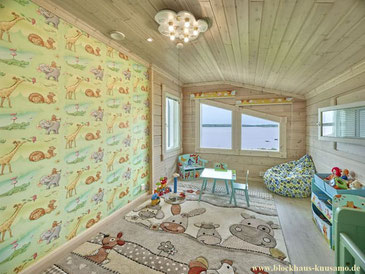 Buntes Kinderzimmer im Wohnblockhaus - Blockhaus Bauen, Holzhäuser, Eigenheim, Zuhause, Massivhaus, Allergiker, Raumklima, Holzlasur, Tapete, Tapezieren, Blockhausbau Bausatz, Anstrich