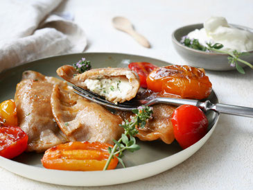 Teigtaschen mit Chili-Frischkäse-Fülle / Kirschtomatenragoût