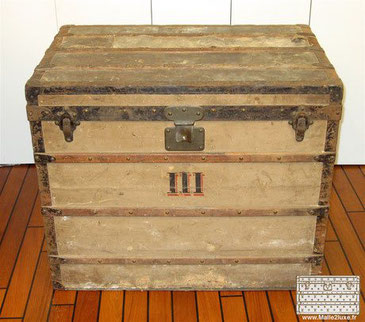 Sous son apparence très saine, cette malle nous a réservé de biens mauvaises surprises et frayeurs. Cette malle gris Trianon est resté stockée dans un local humide. Louis Vuitton traitement xylophone