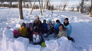 Kindergruppe beim Iglu bauen.