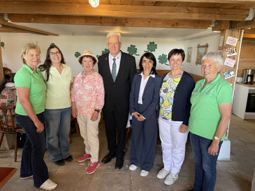Ministerpräsident Winfried Kretschmann mit Ehefrau Gerlinde, der Landtagspräsidentin Muhterem Aras (3. v. re.), Präsidiumsmitglied Ute Zoll (2. v. re.), Kreisvorsitzende Ostalbkreis Claudia Fuchs (2. v. li.) und Helferinnen des Ortsverbands Ellwangen