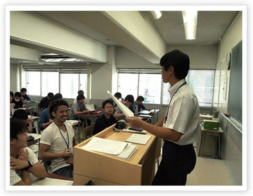 学生たちに質問する小林先生