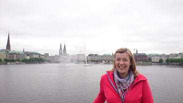 Ich stehe aus der Lombardsbrücke, hinter mir die Binnenalster mit der Alsterfontäne