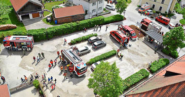 Aus luftiger Höhe: Der Einsatzort an der Grundschule und am Kindergarten Dietersburg mit den zahlreichen Einsatzfahrzeugen der Feuerwehr, Katastrophenschutz und BRK. Eine einzigartige Übung in der Geschichte der Feuerwehr Dietersburg. − Fotos: Graber