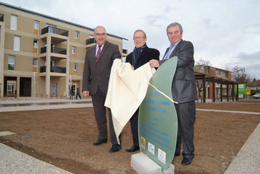 3 élus inaugurent et dévoilent la plaque de la place François Mittérand à Bellerive sur Allier