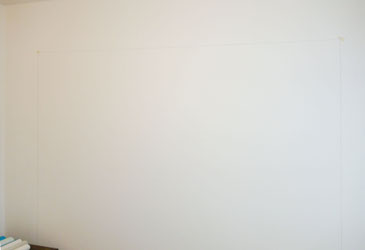Markierung auf der Wand anbringen, bevor wir die Fototapete anbringen