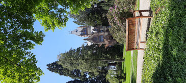 Schloss Drachenburg und der schöne Schlosspark auf dem Drachenfels bei Königswinter an einem Sommertag