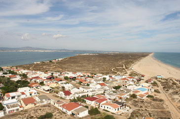 Blick auf die Ria Formosa vom Leuchtturm au, wo man einen Teil des Ortes und den lange Sandstrand mit Dünen sieht ©My own Travel