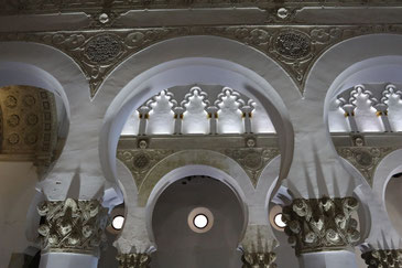 Maurische Architektur in der Synagoge Santa María la Blanca in Toledo @My own Travel