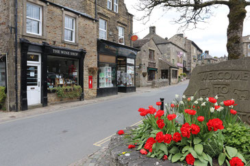 Sträßchen mit Blumenrabatte in Grassington (Drehort der Neuverfilmung von "Der Doktor und das liebe Vieh"). Exklusive Rundreise durch die Lowlands von My own Travel ©My own Travel