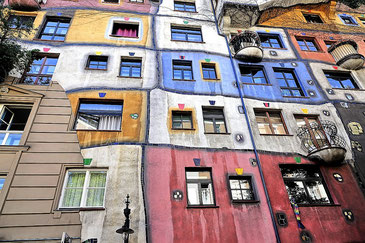 Bunte Fasade des Hundertwasserhauses Wien