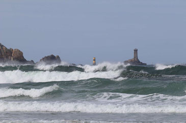 Stürmische Wellen um die auf der Küste vorgelagterten Inseln am Pointe du Raz