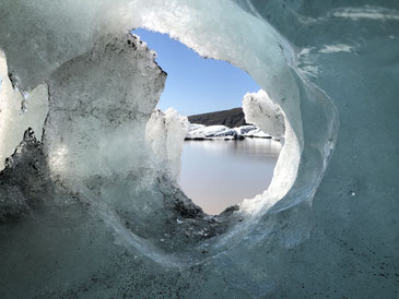 Gletscherhöhle in einem schwimmenden Eisberg - Exklusive Islandsrundreise von My own Travel ©My own Travel